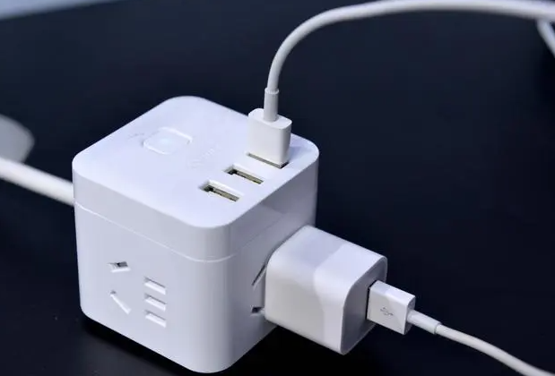手机充电器不用时一直插在电源上可以吗?